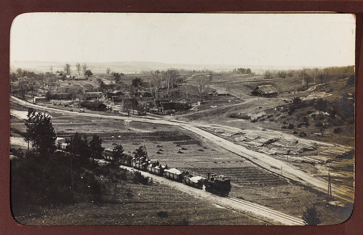 Ensimmäinen maailmansota: "Ukraina vuosina 1914-1916 Saksan armeijan hyökkäyksen aikana. Tavarajuna (m/v kuva) tekijältä Heldenfriedhof Dsessentniki (attr. to)