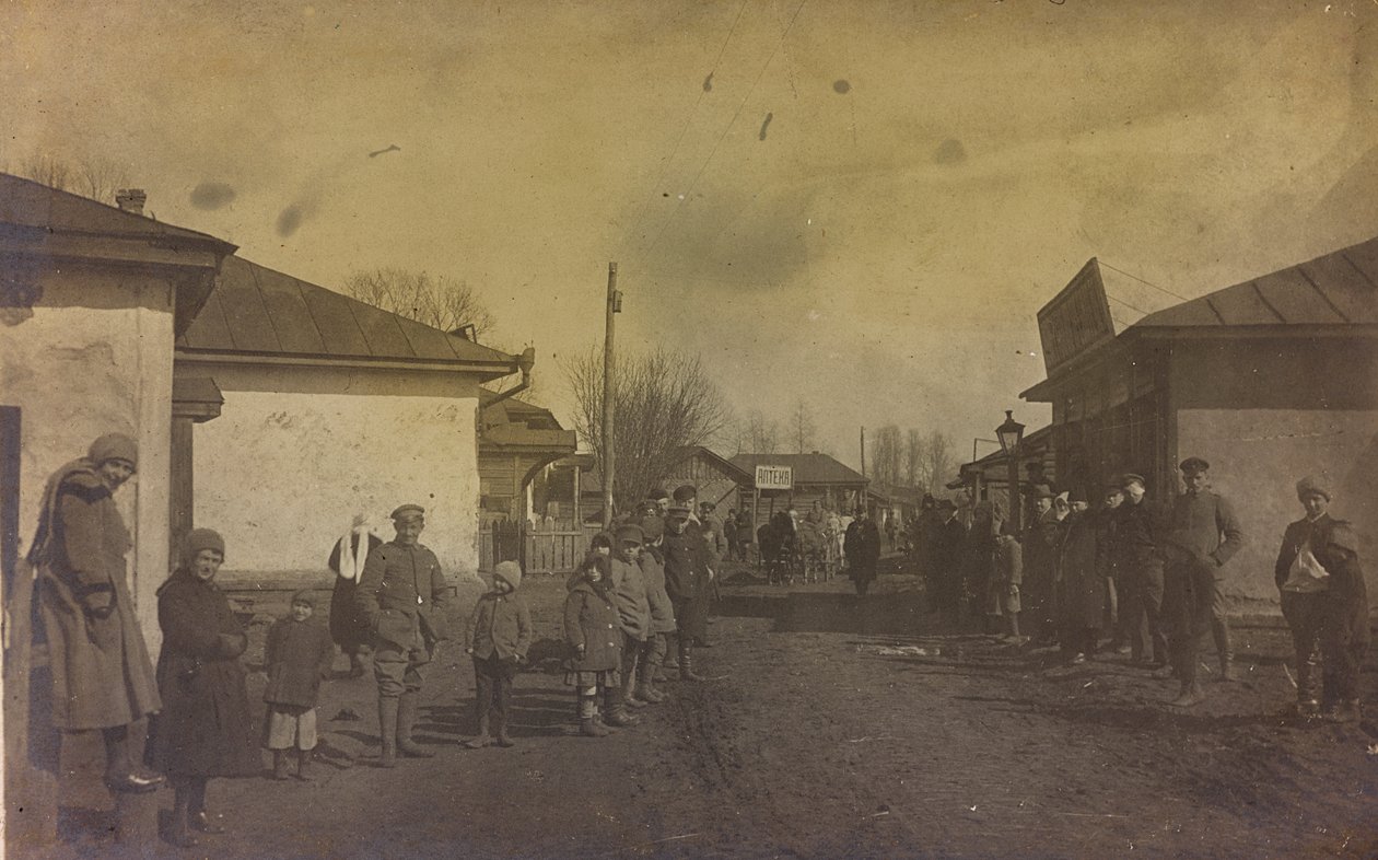 Ensimmäinen maailmansota: "Ukraina vuosina 1914-1916 Saksan armeijan hyökkäyksen aikana. Armeija ja siviilejä kaupungin kadulla (m/w kuva) tekijältä Heldenfriedhof Dsessentniki (attr. to)