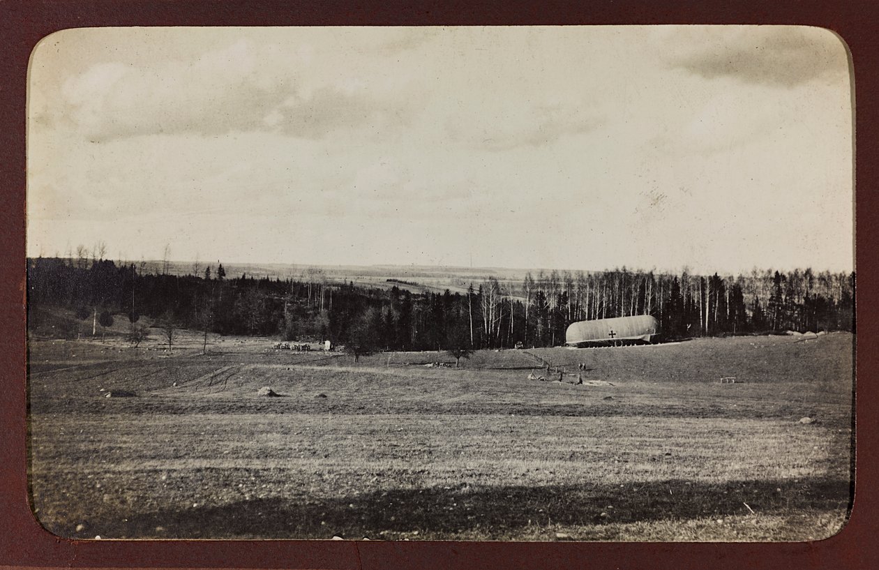 Ensimmäinen maailmansota: "Ukraina vuosina 1914-1916 Saksan armeijan hyökkäyksen aikana. Sotilaallinen rakennelma maaseudulla (m/w kuva) tekijältä Heldenfriedhof Dsessentniki (attr. to)