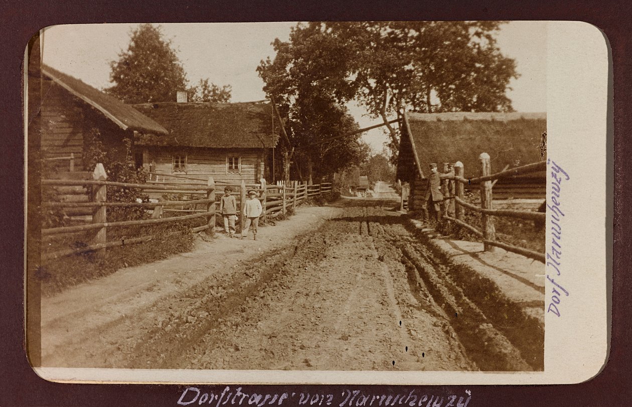 Ensimmäinen maailmansota: "Ukraina vuosina 1914-1916 Saksan armeijan hyökkäyksen aikana. Country Road (m/w kuva) tekijältä Heldenfriedhof Dsessentniki (attr. to)