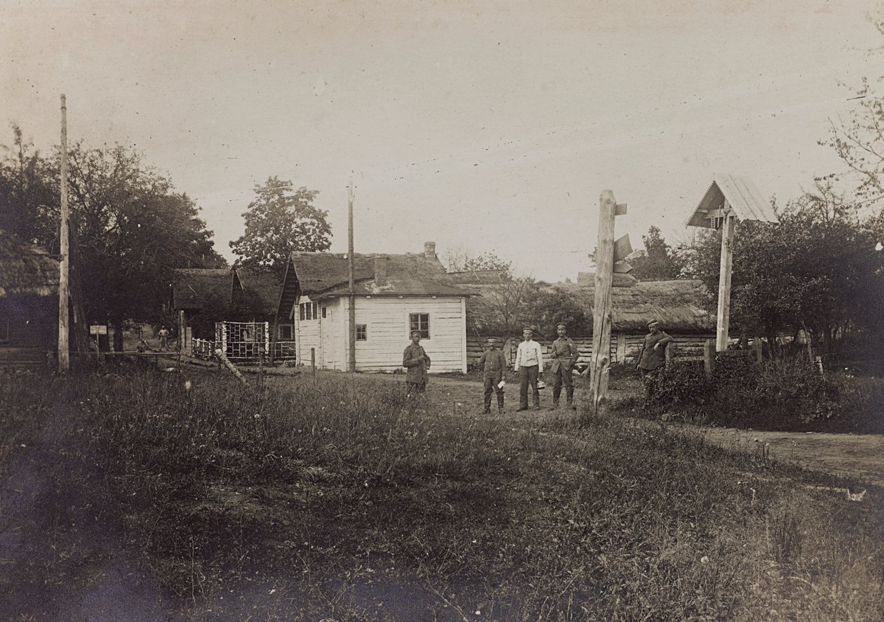 Ensimmäinen maailmansota: "Ukraina vuosina 1914-1916 Saksan armeijan hyökkäyksen aikana. Country Road (m/w kuva) tekijältä Heldenfriedhof Dsessentniki (attr. to)
