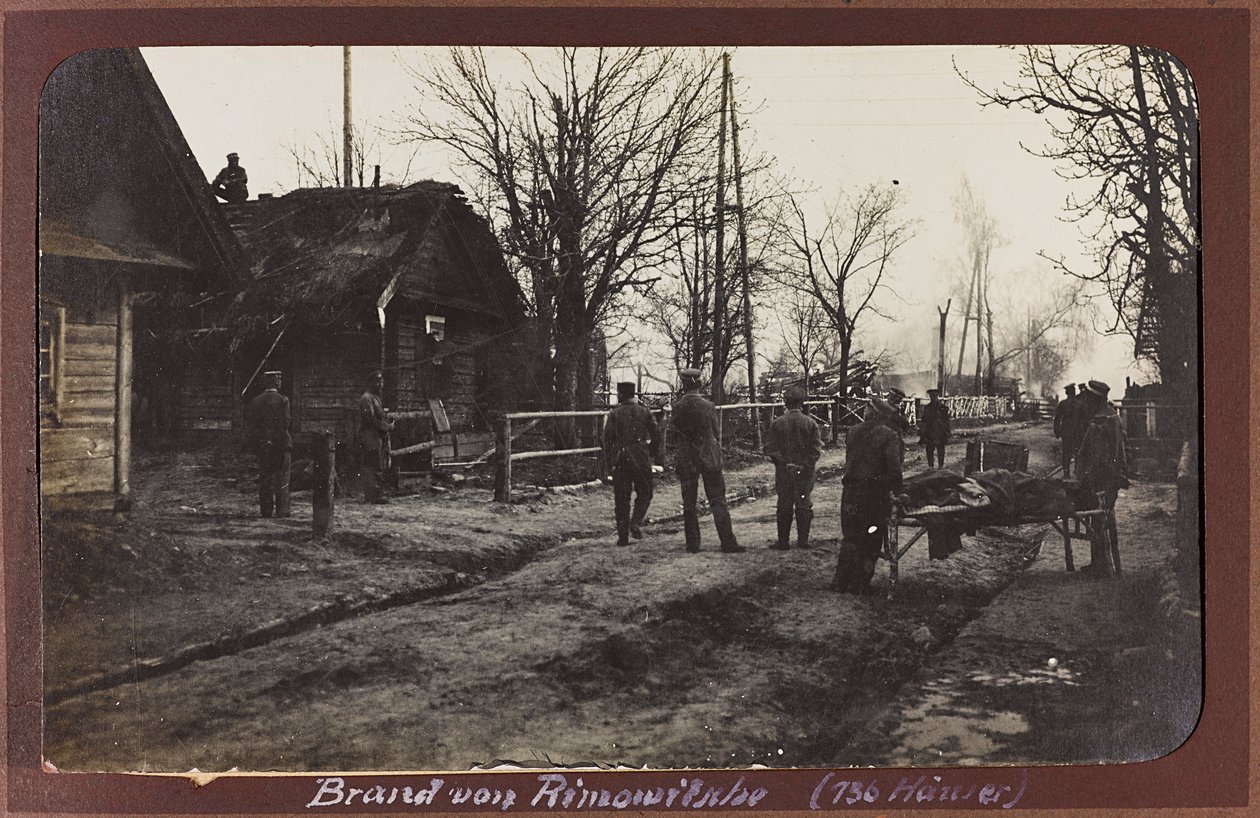 Ensimmäinen maailmansota: "Ukraina vuosina 1914-1916 Saksan armeijan hyökkäyksen aikana. Armeija haavoittuneena (m/w kuva) tekijältä Heldenfriedhof Dsessentniki (attr. to)