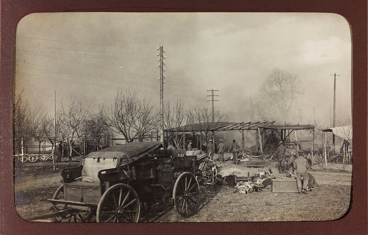 Ensimmäinen maailmansota: "Ukraina vuosina 1914-1916 Saksan armeijan hyökkäyksen aikana. Armeija pommi-iskupaikalla (m/w kuva) tekijältä Heldenfriedhof Dsessentniki (attr. to)