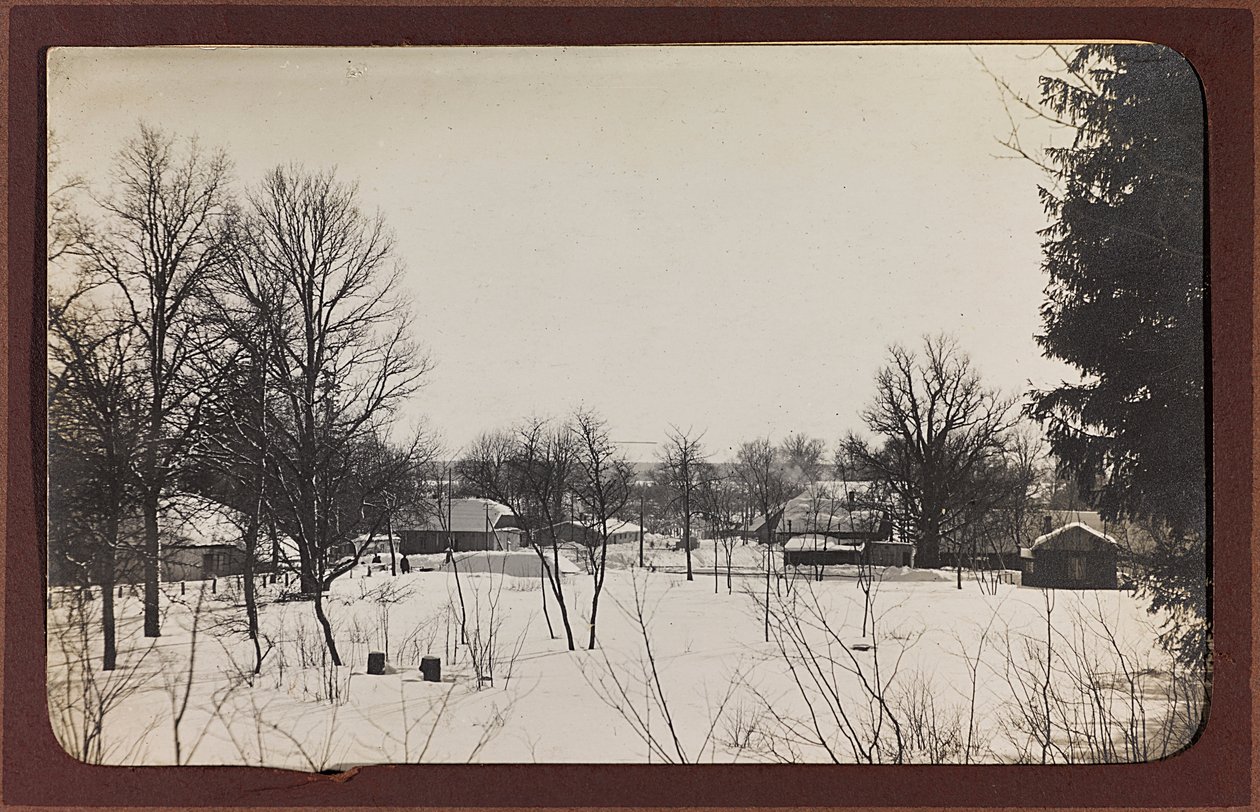 Ensimmäinen maailmansota: "Ukraina vuosina 1914-1916 Saksan armeijan hyökkäyksen aikana. Maisema lumella (m/w kuva) tekijältä Heldenfriedhof Dsessentniki (attr. to)