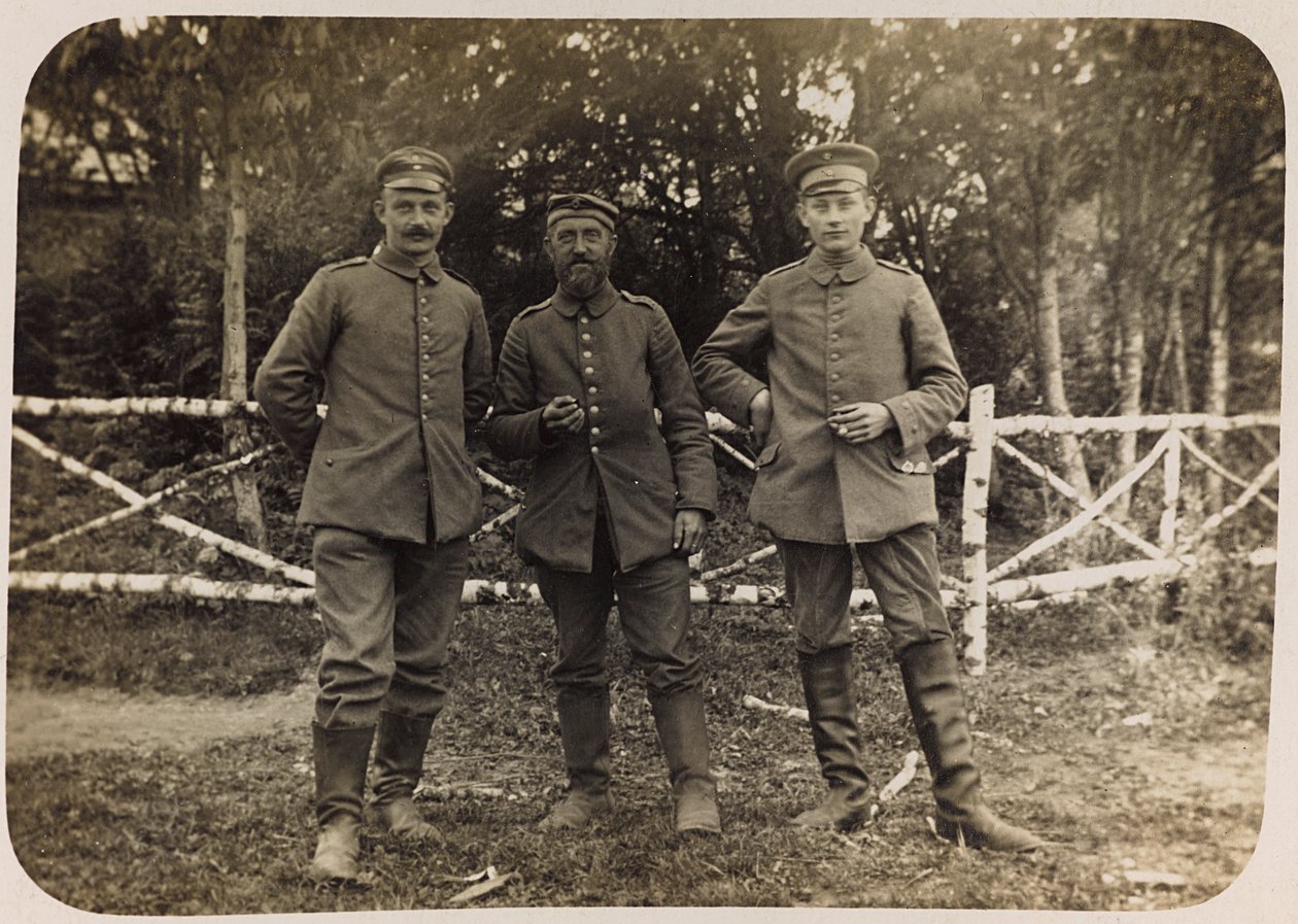 Ensimmäinen maailmansota: "Ukraina vuosina 1914-1916 Saksan armeijan hyökkäyksen aikana. Ryhmä sotilaita (m/v kuva) tekijältä Heldenfriedhof Dsessentniki (attr. to)