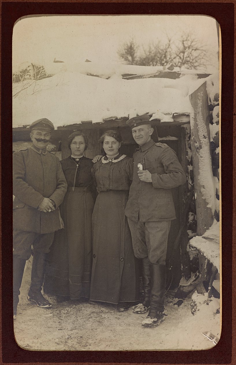 Ensimmäinen maailmansota: "Ukraina vuosina 1914-1916 Saksan armeijan hyökkäyksen aikana. Ryhmän muotokuva (m/w kuva) tekijältä Heldenfriedhof Dsessentniki (attr. to)