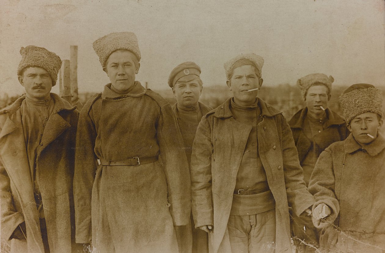 Ensimmäinen maailmansota: "Ukraina vuosina 1914-1916 Saksan armeijan hyökkäyksen aikana. Ryhmä sotilaita (m/v kuva) tekijältä Heldenfriedhof Dsessentniki (attr. to)