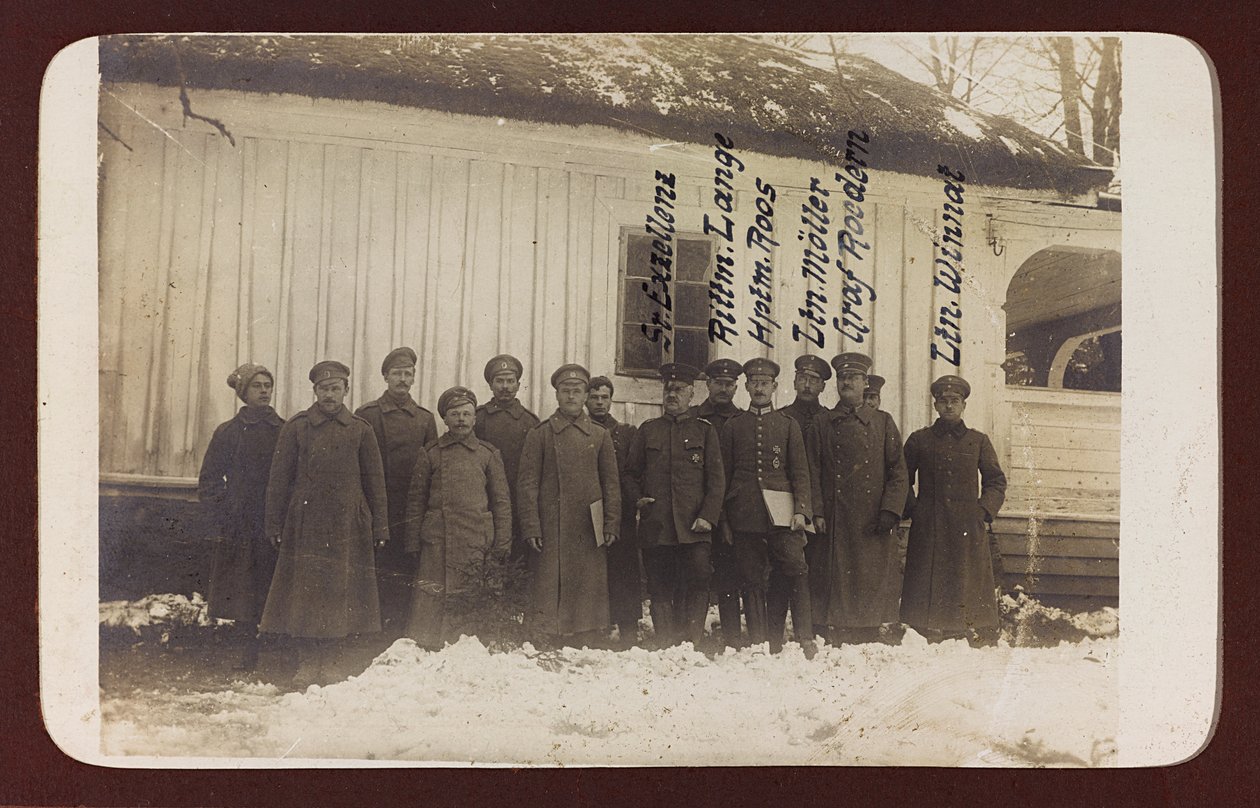 Ensimmäinen maailmansota: "Ukraina vuosina 1914-1916 Saksan armeijan hyökkäyksen aikana. Ryhmä sotilaita (m/v kuva) tekijältä Heldenfriedhof Dsessentniki (attr. to)