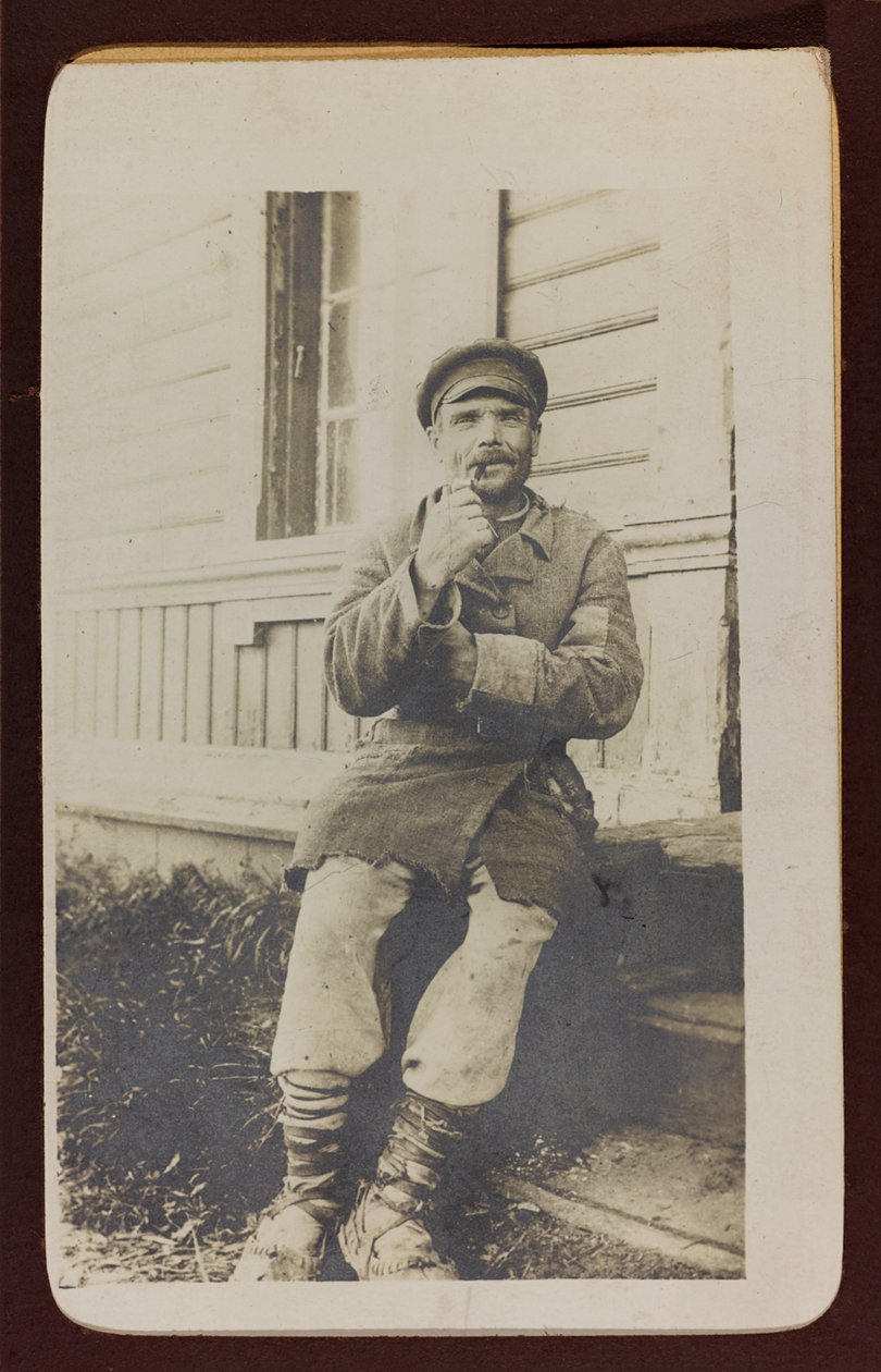 Ensimmäinen maailmansota: "Ukraina vuosina 1914-1916 Saksan armeijan hyökkäyksen aikana. Miehen muotokuva (m/w kuva) tekijältä Heldenfriedhof Dsessentniki (attr. to)