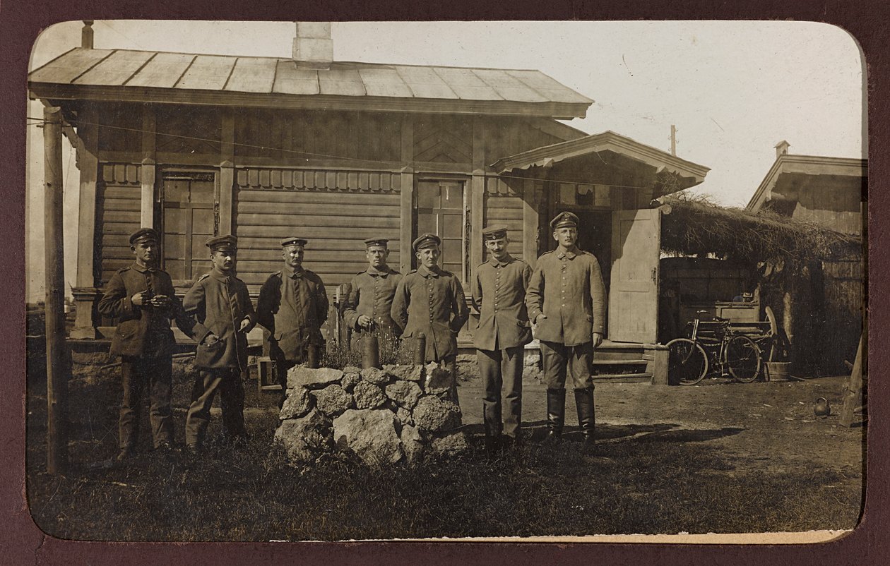 Ensimmäinen maailmansota: "Ukraina vuosina 1914-1916 Saksan armeijan hyökkäyksen aikana. Ryhmän muotokuva (m/w kuva) tekijältä Heldenfriedhof Dsessentniki (attr. to)
