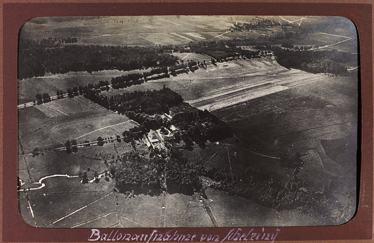 Ensimmäinen maailmansota: "Ukraina vuosina 1914-1916 Saksan armeijan hyökkäyksen aikana. Ilmakuva (mv/w valokuva) tekijältä Heldenfriedhof Dsessentniki (attr. to)