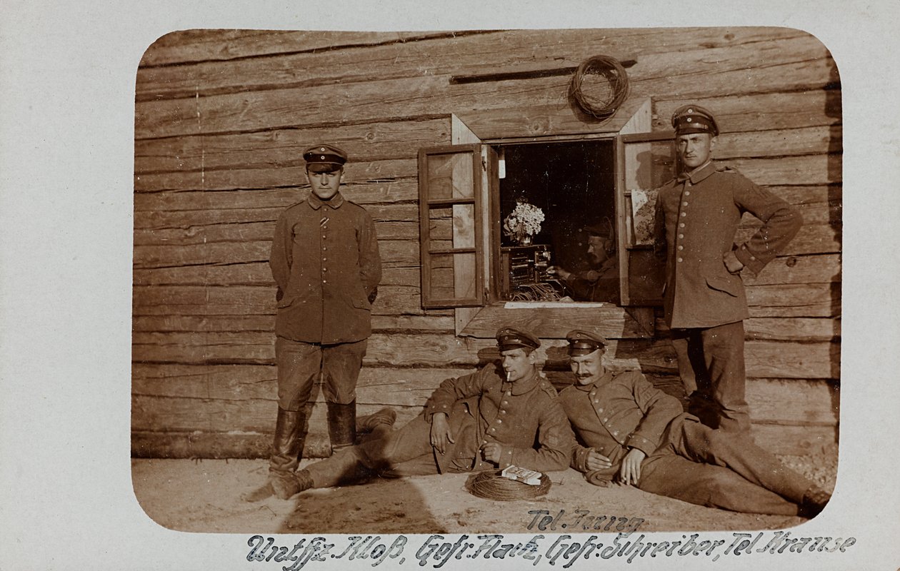 Ensimmäinen maailmansota: "Ukraina vuosina 1914-1916 Saksan armeijan hyökkäyksen aikana. Ryhmä sotilaita (m/v kuva) tekijältä Heldenfriedhof Dsessentniki (attr. to)