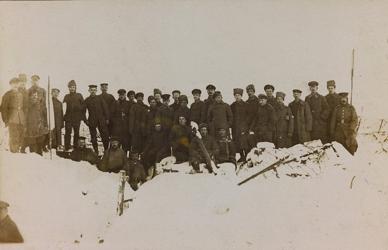 Ensimmäinen maailmansota: "Ukraina vuosina 1914-1916 Saksan armeijan hyökkäyksen aikana. Ryhmä sotilaita (m/v kuva) tekijältä Heldenfriedhof Dsessentniki (attr. to)