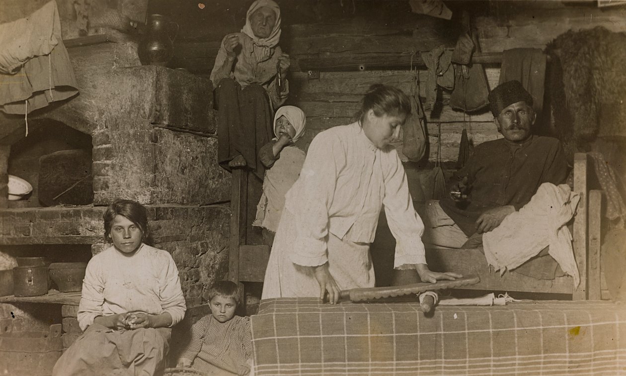 Ensimmäinen maailmansota: "Ukraina vuosina 1914-1916 Saksan armeijan hyökkäyksen aikana. Perhe talossa (m/w kuva) tekijältä Heldenfriedhof Dsessentniki (attr. to)