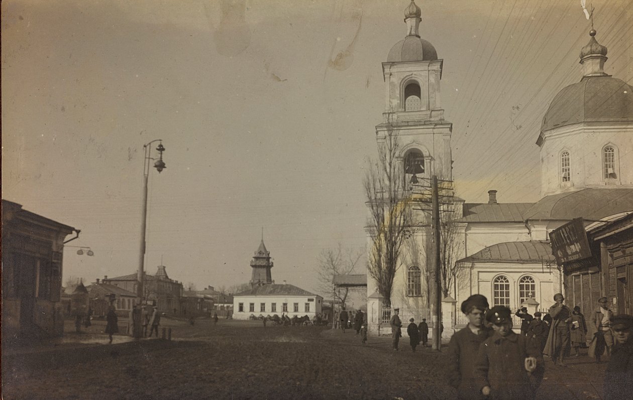 Ensimmäinen maailmansota: "Ukraina vuosina 1914-1916 Saksan armeijan hyökkäyksen aikana. Näkymä kaupunkiin (m/w kuva) tekijältä Heldenfriedhof Dsessentniki (attr. to)