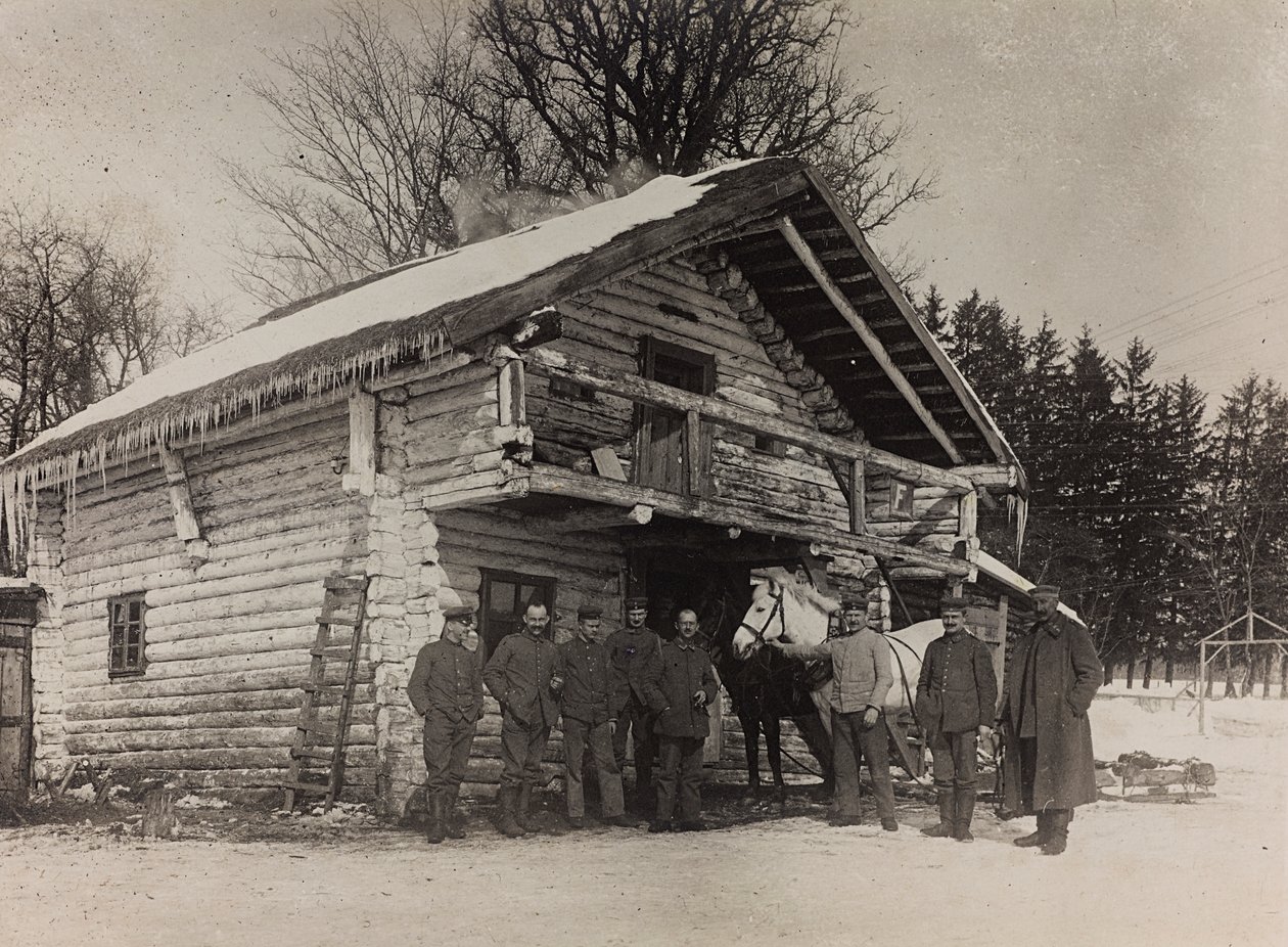 Ensimmäinen maailmansota: "Ukraina vuosina 1914-1916 Saksan armeijan hyökkäyksen aikana. Talon sotilaallinen eturintama (mv/w kuva) tekijältä Heldenfriedhof Dsessentniki (attr. to)