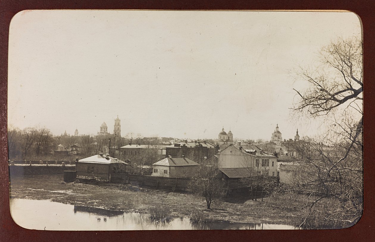 Ensimmäinen maailmansota: "Ukraina vuosina 1914-1916 Saksan armeijan hyökkäyksen aikana. Näkymä Sumysta (m/w kuva) tekijältä Heldenfriedhof Dsessentniki (attr. to)
