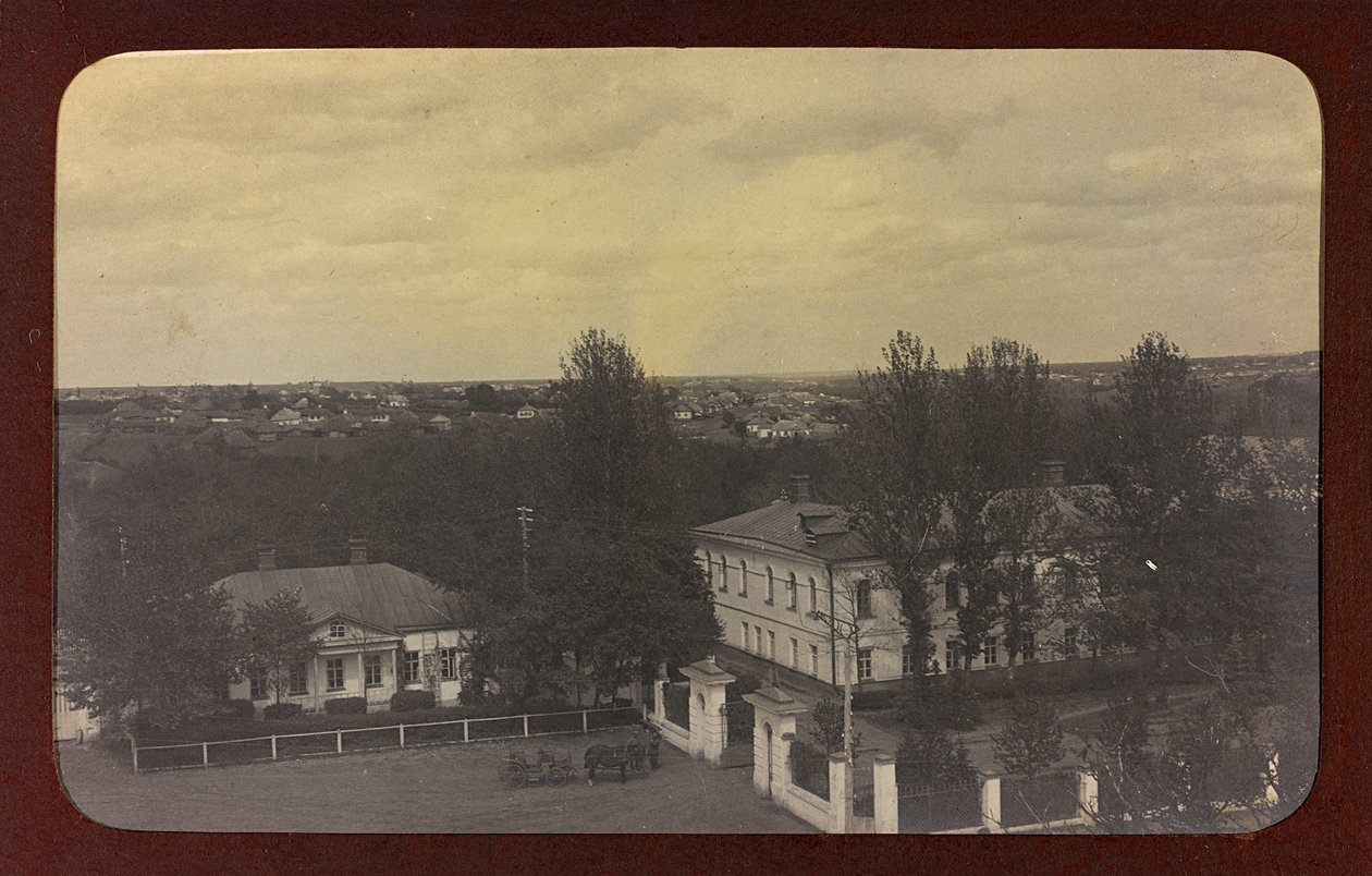 Ensimmäinen maailmansota: "Ukraina vuosina 1914-1916 Saksan armeijan hyökkäyksen aikana. Näkymä kaupunkiin (m/w kuva) tekijältä Heldenfriedhof Dsessentniki (attr. to)