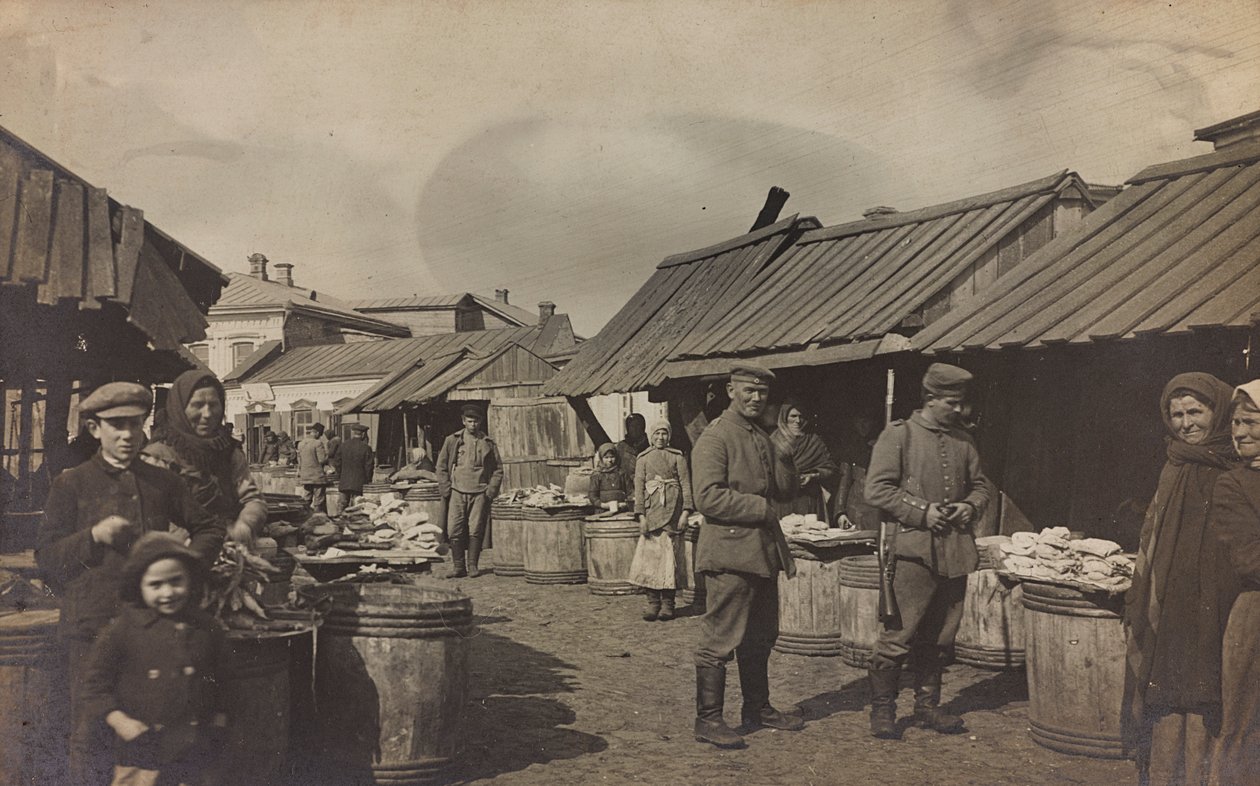 Ensimmäinen maailmansota: "Ukraina vuosina 1914-1916 Saksan armeijan hyökkäyksen aikana. Armeija markkinoilla (mv/w kuva) tekijältä Heldenfriedhof Dsessentniki (attr. to)