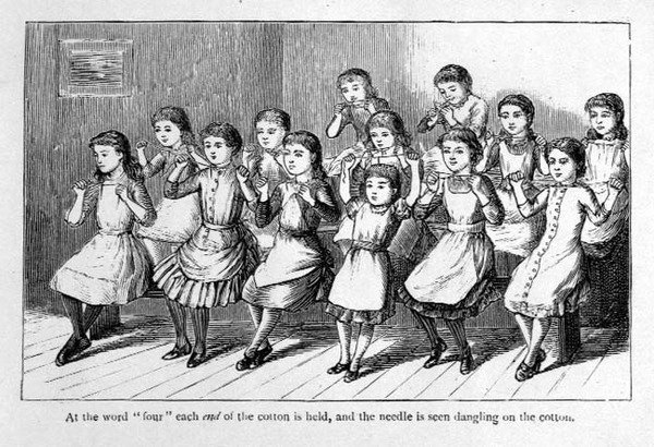 "Puuvillan sanasta "neljä" pidetään kiinni ja neula roikkuu puuvillan päällä, esimerkki "A Manual of Collective Lessons in Plain Needlework and Knitting", kaiverrettu W.P. ja R. Cheshire, pub. 1885 (kaiverrus) tekijältä Helen K. (after) Brietzcke