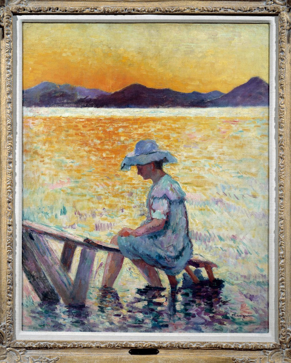 Saint Tropez, auringonlasku Nainen istuu jalkojaan vedessä rannalla tekijältä Henri Charles Manguin