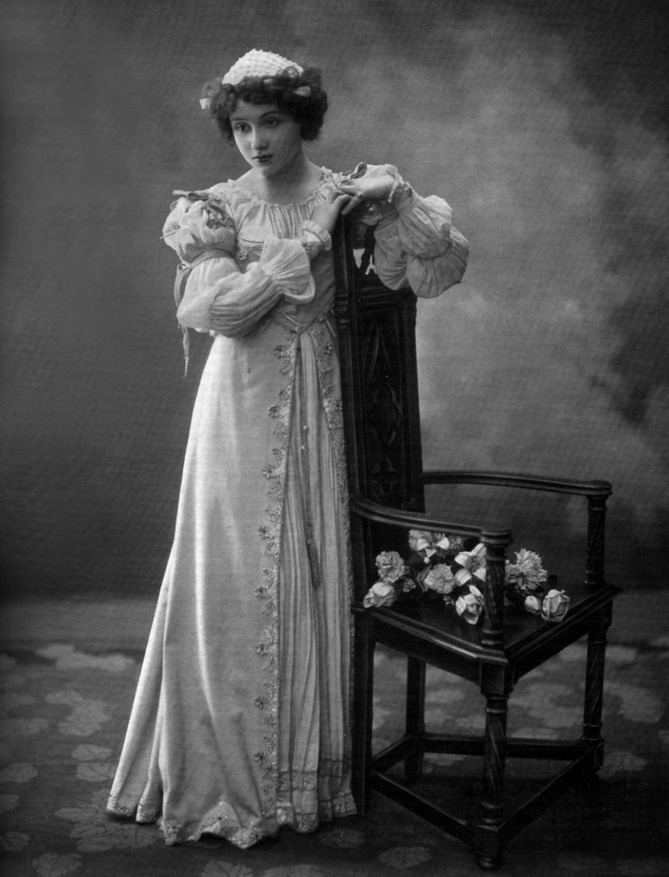 Ranskalainen koomikko Lilian Greuze Solange de Mautprea näytelmässä "Les bouffons", kuva Henri Manuel ranskalaisesta "Le Theatre" -lehdestä maaliskuussa 1907 tekijältä Henri Manuel