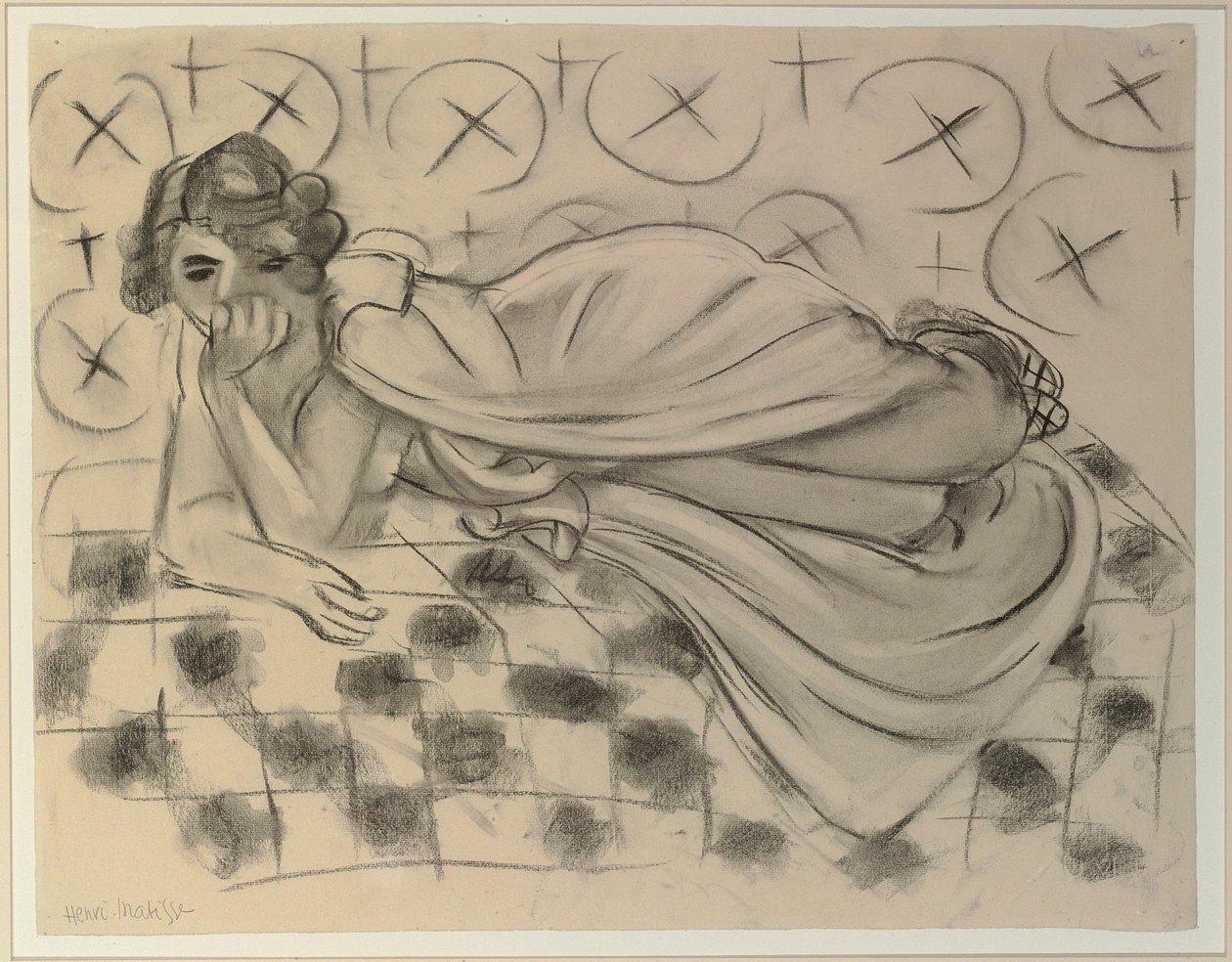 Drapattu hahmo makaa mustalla ruudullisella sohvalla tekijältä Henri Matisse