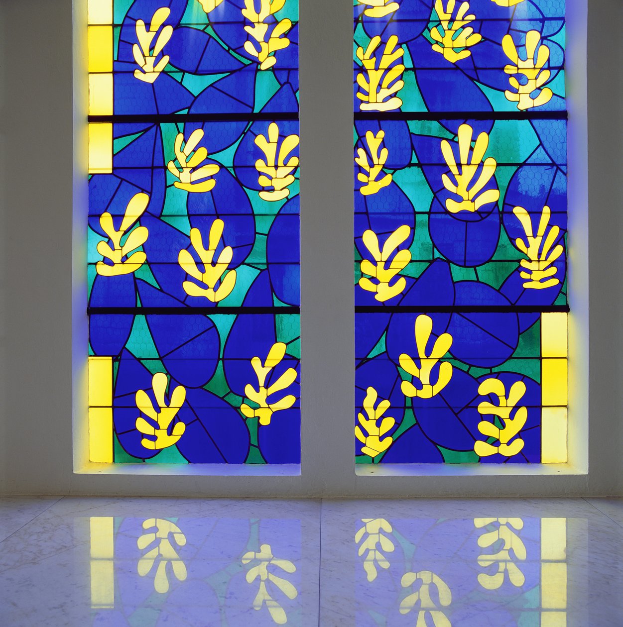 Elämänpuu" Lasimaalaukset Rukousnauhan kappelin alttarin takana, Vence. tekijältä Henri Matisse