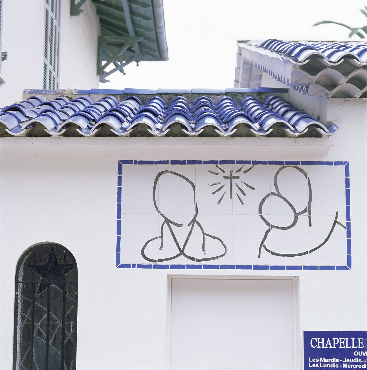 Näkymä Rukousnauhan kappelin sisäänkäynnistä ja katosta, Vence tekijältä Henri Matisse