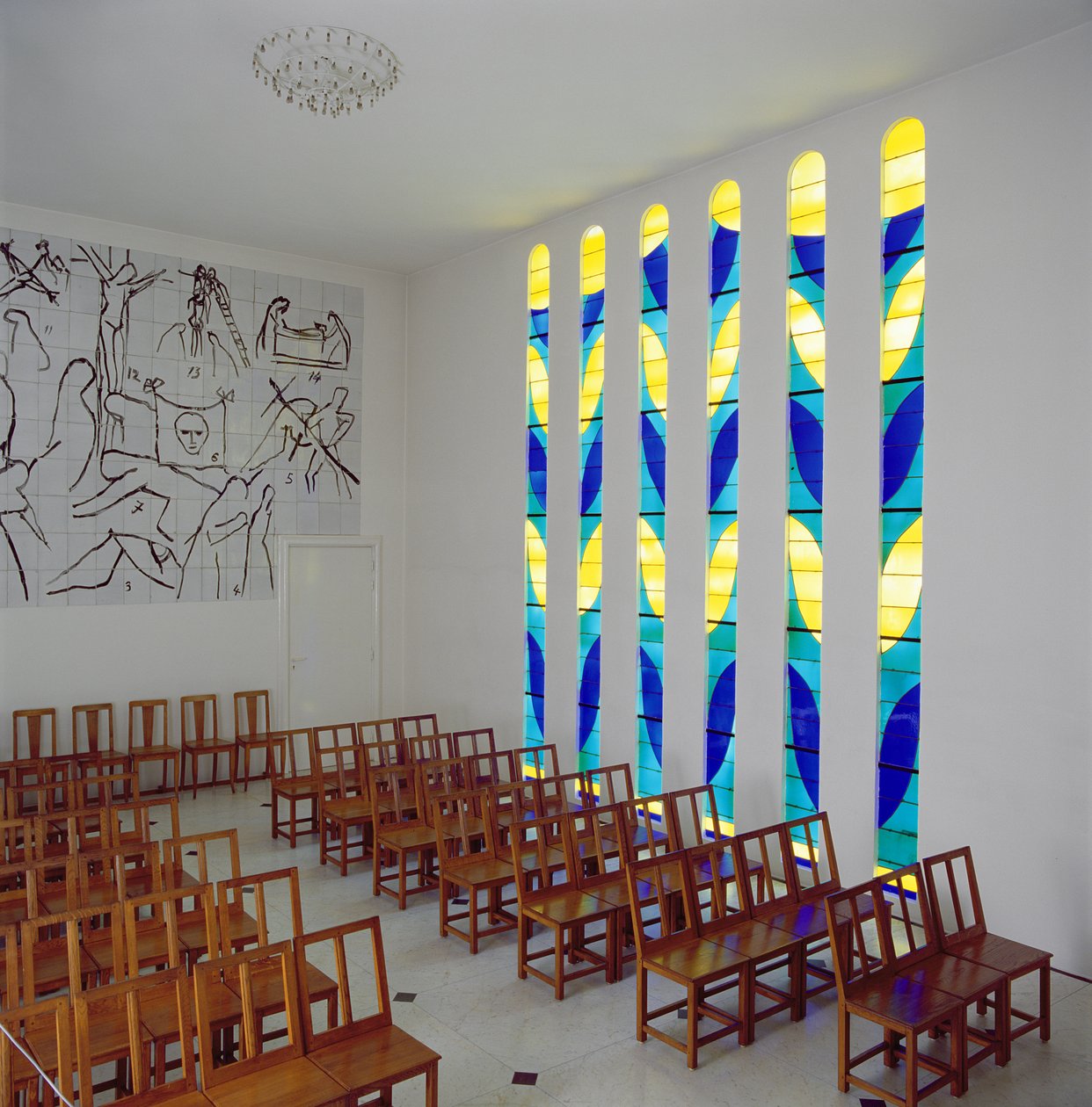 Näkymä keskilaivaan, lasimaalausikkunaan ja Ristin asemiin Rukousnauhan kappelissa, Vence tekijältä Henri Matisse