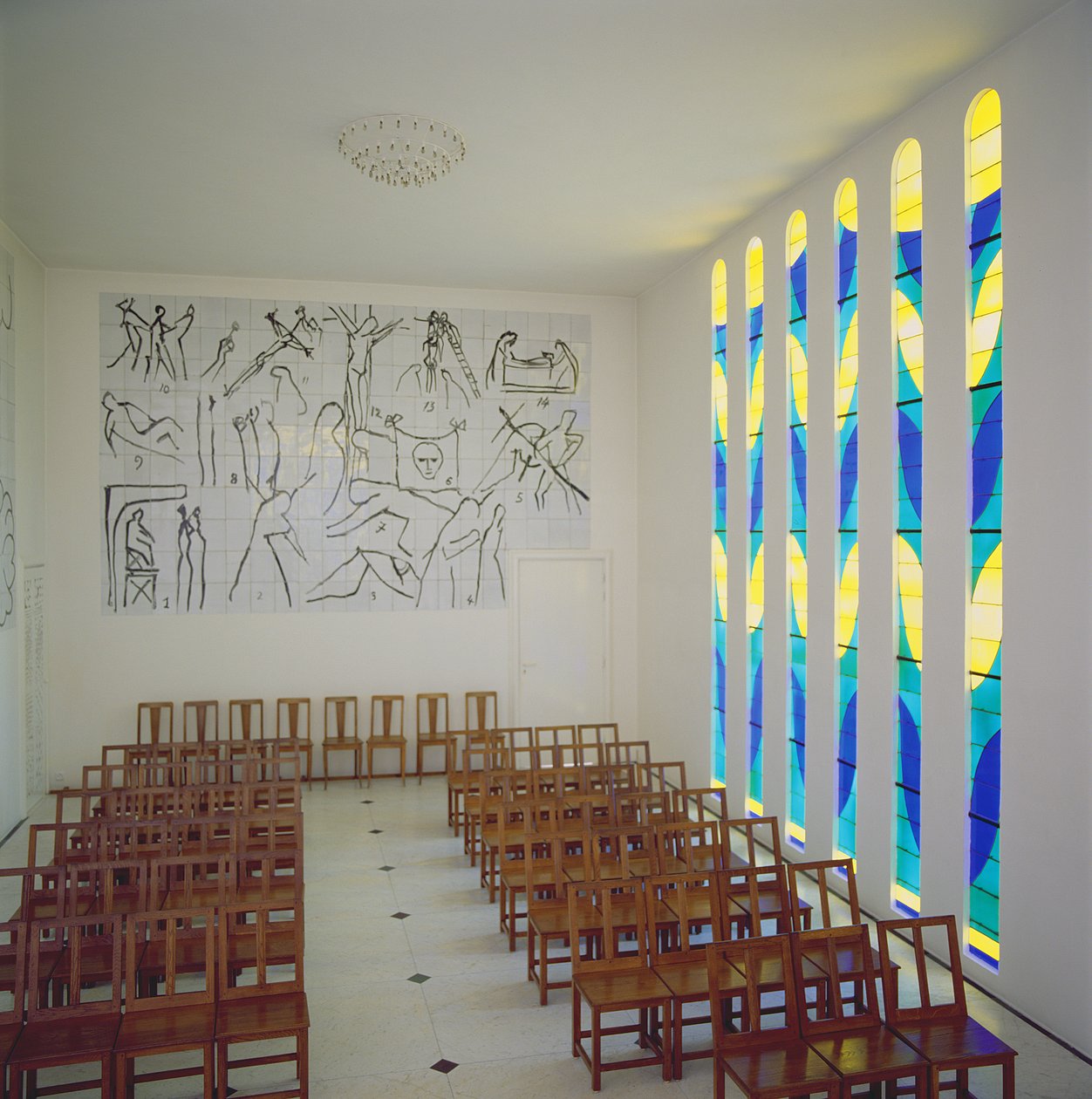 Näkymä keskilaivaan, lasimaalausikkunaan ja Ristin asemiin Rukousnauhan kappelissa, Vence tekijältä Henri Matisse