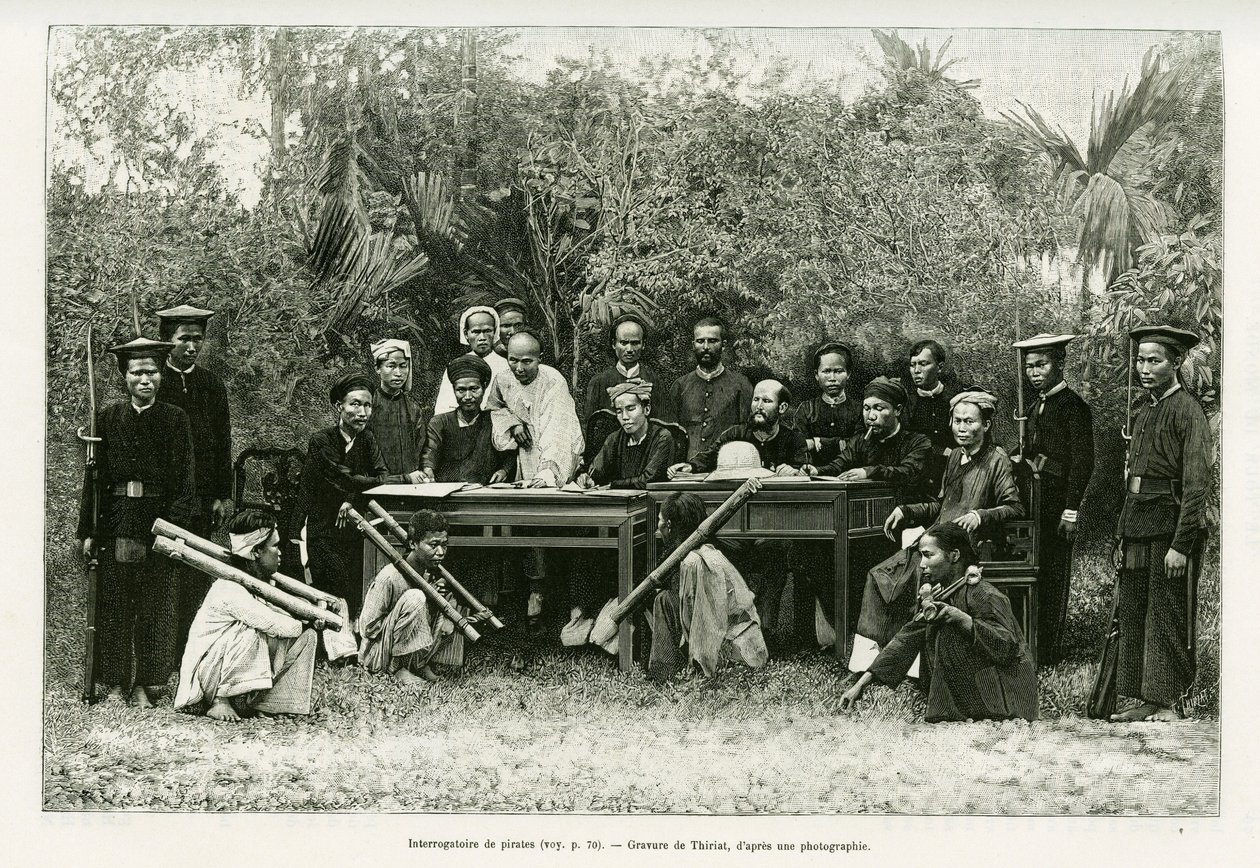 Merirosvojen kuulustelut. Thiriatin kaiverrus valokuvan jälkeen havainnollistamaan tarinaa Trente mois au Tonkin vuonna 1884, tohtori Hocquard, in le tour du monde 1889, ohjaaja Edouard Charton (1807-1890), Hachette, Pariisi. tekijältä Henri Thiriat