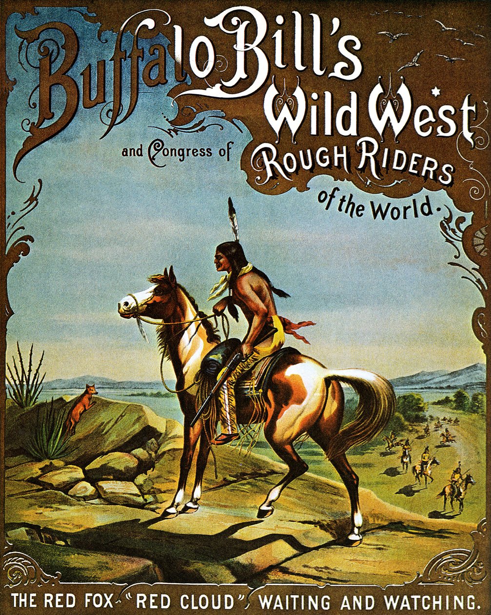 BUFFALO BILLin villi länsi. Juliste eversti W.F. Codyn, joka tunnetaan paremmin nimellä Buffalo Bill, ja hänen ratsastussirkuksensa esityksestä. Red Fox -ratsastaja osallistuu näytökseen, Red Cloud tarkkailee ja odottaa kukkulan päällä. Värillinen litograf tekijältä Henri Thomas Atwell