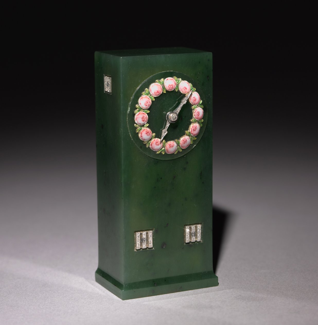 Kello, Peter Carl Fabergén (1846-1920) yritys, vuoden 1903 jälkeen (jade, kulta, emali, timantit) tekijältä Henrik Wigstrom