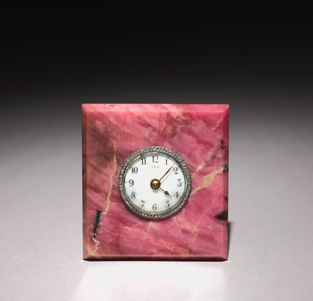 Kello, Peter Carl Fabergén (1846-1920) yritys, vuoden 1903 jälkeen (rodoniitti, hopea, emali, timantit) tekijältä Henrik Wigstrom