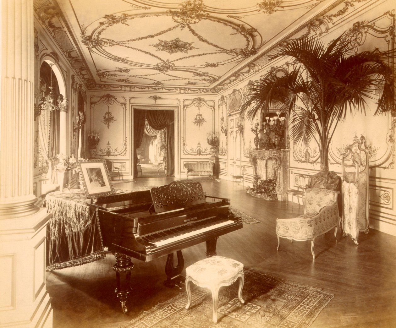 Juhlasali osoitteessa 17 Grosvenor Place, Lontoo, 1890. tekijältä Henry Bedford Lemere