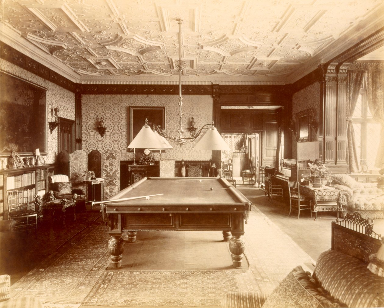 Biljardihuone Ascott Housessa, Buckinghamshire, 1889. tekijältä Henry Bedford Lemere