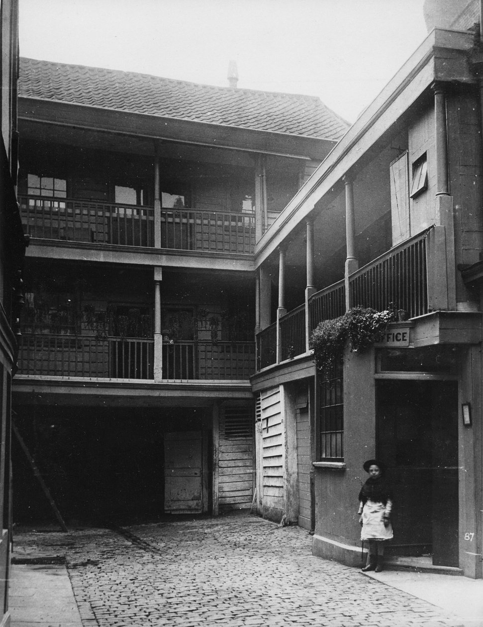 Old Bell Inn, High Holborn, sisäpiha, n. 1884 tekijältä Henry Dixon