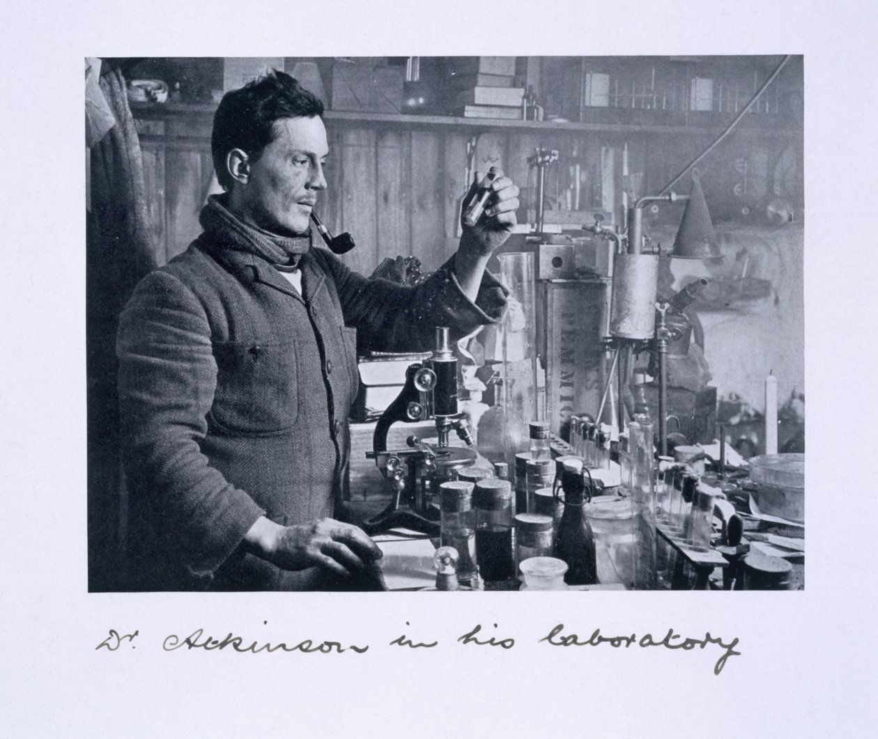 Tohtori Atkinson laboratoriossa "Scottin viimeiseltä tutkimusmatkalta" tekijältä Herbert Ponting