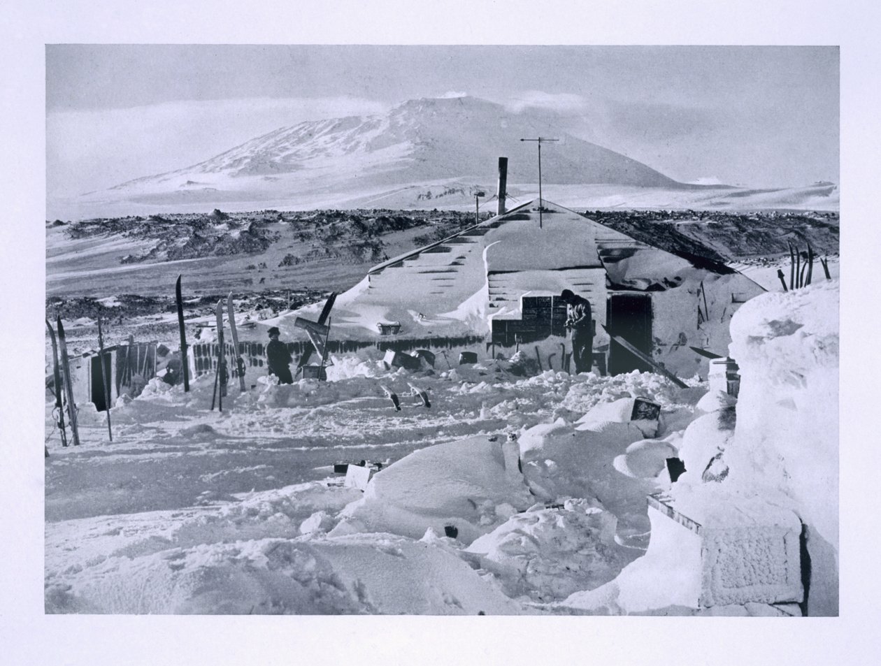 Winter Quartersissa työskentelemässä karttojen ja levyjen parissa Scottin viimeiseltä tutkimusmatkalta tekijältä Herbert Ponting