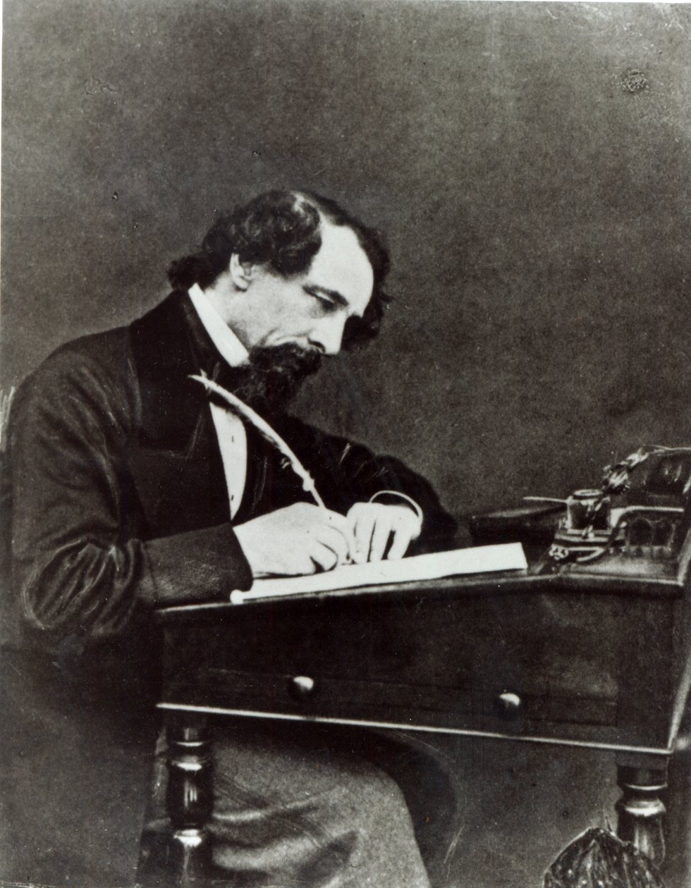 Charles Dickens (1812-70) pöytänsä ääressä, 1858 tekijältä Herbert Watkins