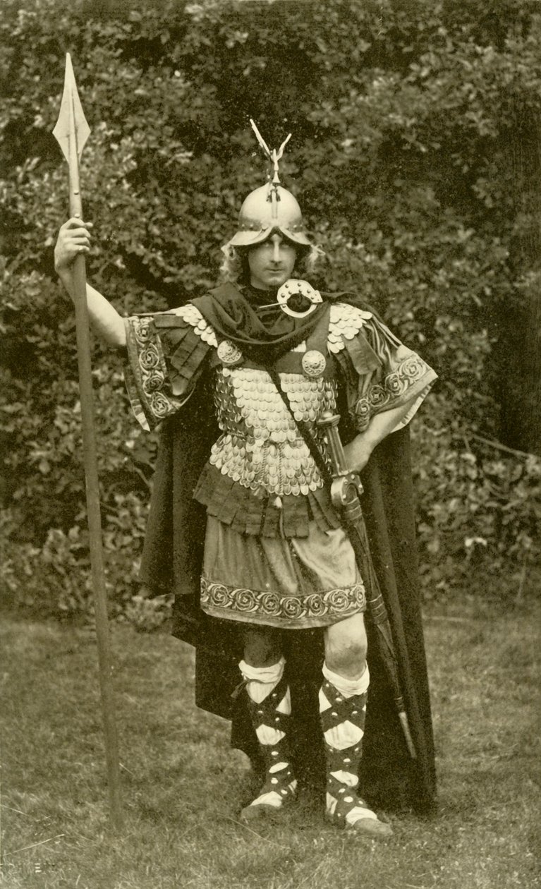 Edustaa kuningas Arthuria pukeutunut brittiläisen päällikön pukuun, kuudennen vuosisadan jKr., 1924 tekijältä Herbert Norris