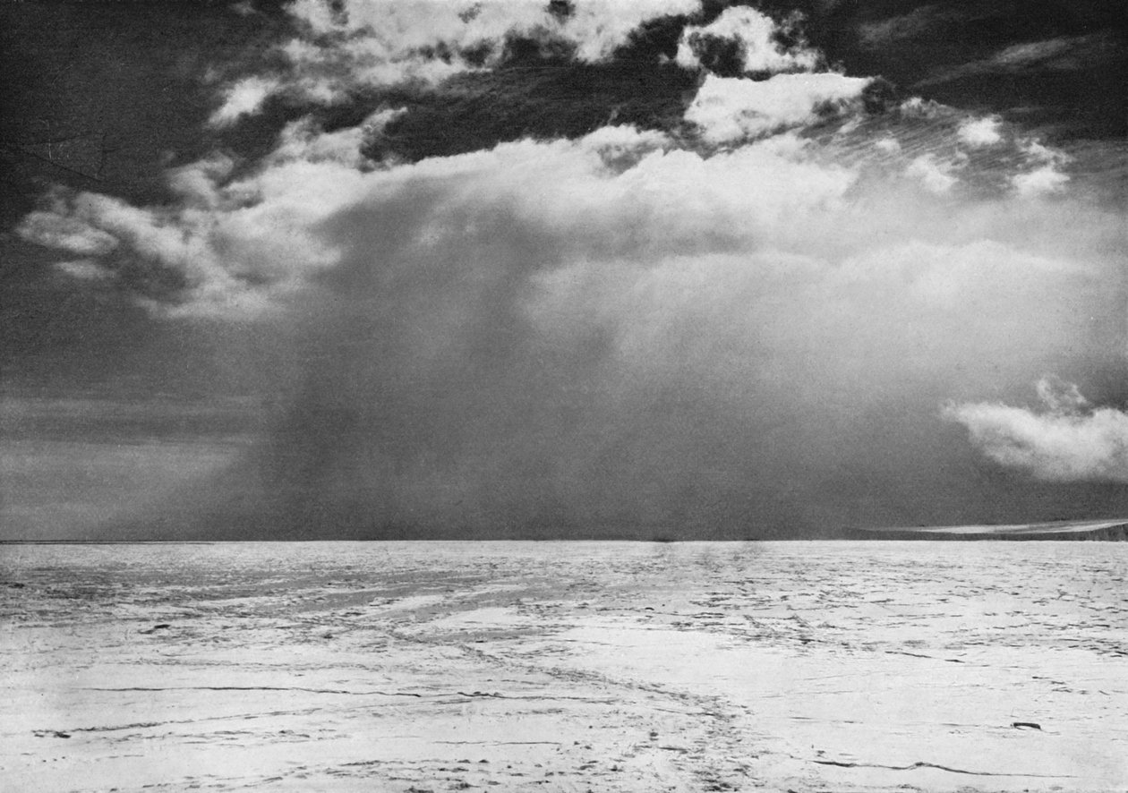 Lumyrsky lähestyy meren jäätä, c19101913, 1913. tekijältä Herbert Ponting