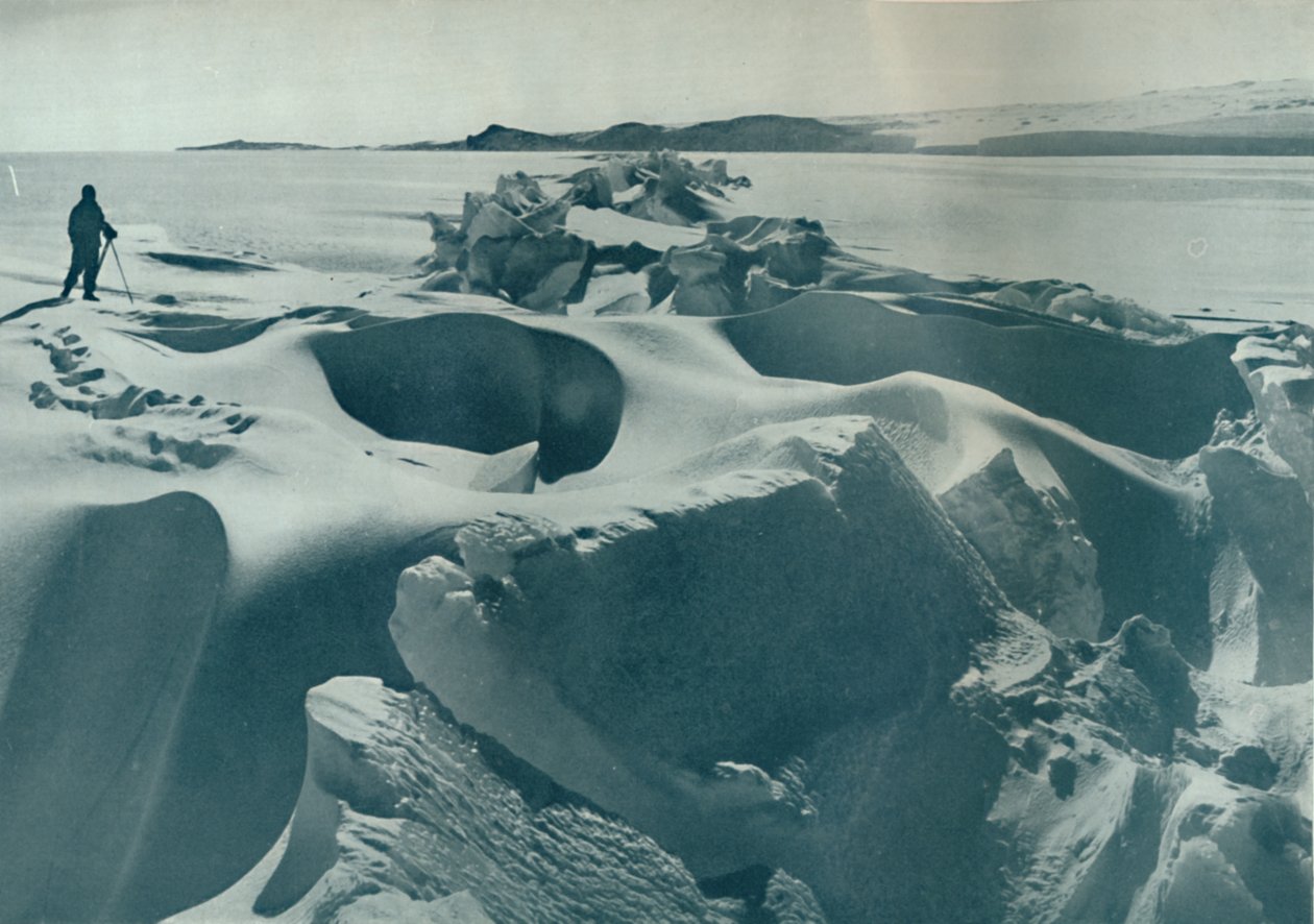Paineharju meren jäällä, joka juoksee kohti Cape Barnea, 1911, 1913 tekijältä Herbert Ponting