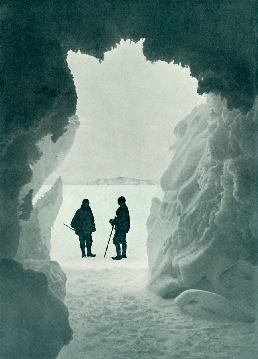 An Ice Grotto - Telttasaari etäisyydellä Kapteeni Scott ja Wright, c1911, 1913 tekijältä Herbert Ponting
