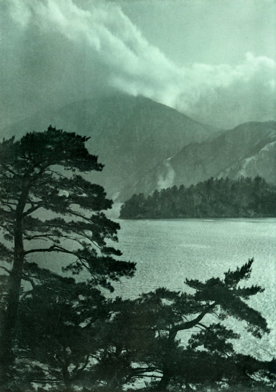 Lähestyvä myrsky Motosu-järvellä, 1910. tekijältä Herbert Ponting