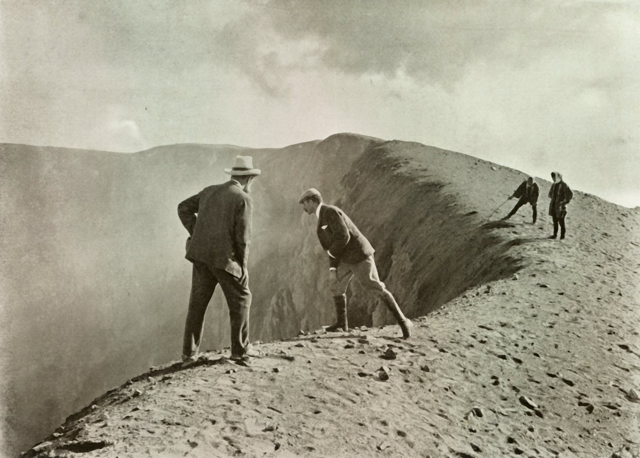 Kraatterien partaalla, Asama-Yama, 1910. tekijältä Herbert Ponting