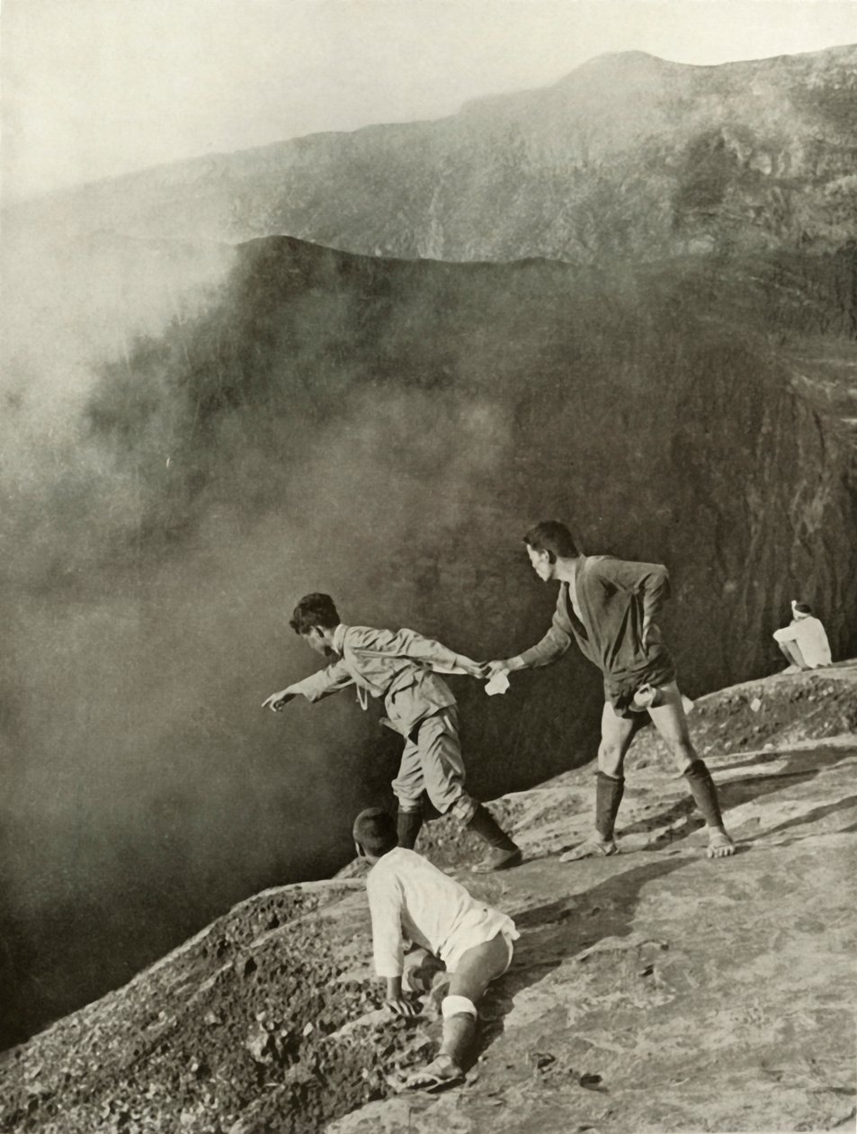 Kraatterien partaalla, Aso-San, 1910. tekijältä Herbert Ponting