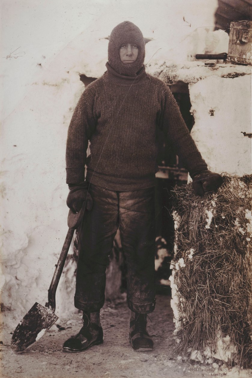 Kapteeni L.E.G. Kaura tallin oven luona tekijältä Herbert Ponting