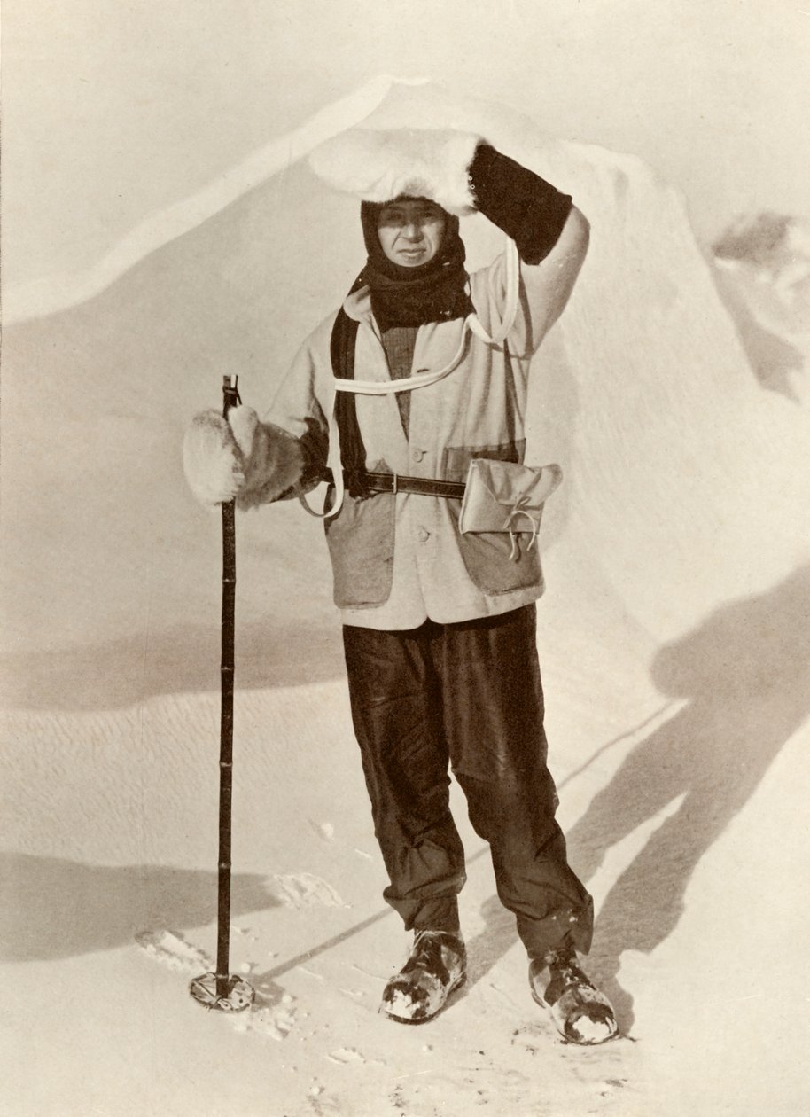 Kapteeni Scott yllään lompakko, jossa hän kantoi kelkkailupäiväkirjaansa, c1910-1911, 1913 tekijältä Herbert Ponting